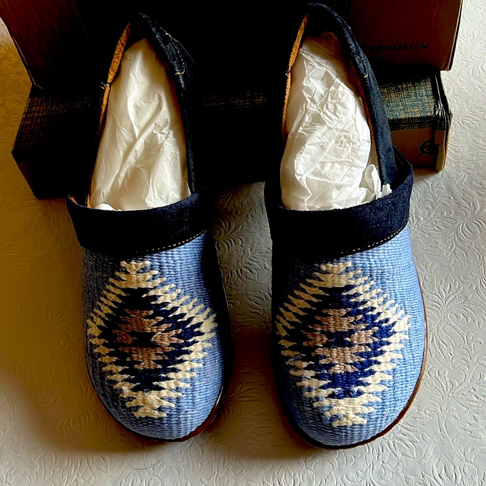 New! Never worn Born Clogs.